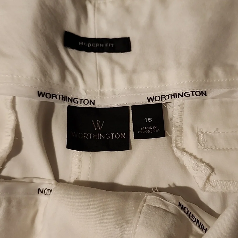 Worthington, modern fit capri's, Size 16, White. - Picture 2 of 4